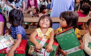 Crianças vulneráveis de 130 países receberão o presente de Natal. (Foto: Facebook/Samaritan’s Purse).