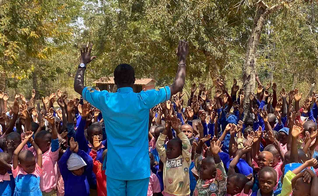 Crianças ouvem o Evangelho em escola no Quênia. (Foto: CfaN)