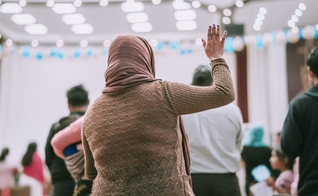 Lupita se rendeu a Jesus e ora pela conversão do esposo. (Foto: Reprodução/Global Christian Relief)