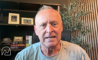 Mike McKinsey visitou o Céu, em uma experiência sobrenatural. (Foto: Reprodução/YouTube/No Longer Nomads).