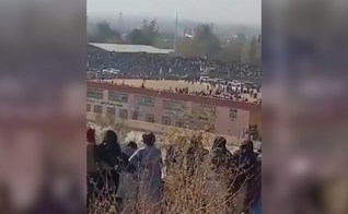 Multidão assiste a uma execução pública no Afeganistão. (Captura de tela/X/@afghanarabc)