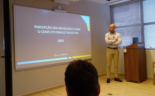 André Lajst apresenta os resultados da pesquisa encomendada pela StandWithUs. (Foto: Silas Anastácio)