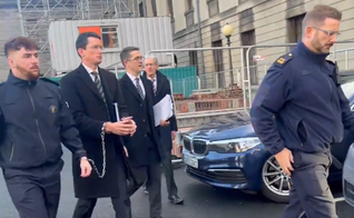 O professor Enoch Burke sendo levado pela polícia com as mãos acorrentadas. (Captura de tela/X/Enoch Burke)