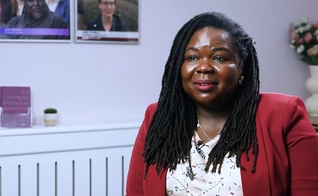 A enfermeira cristã Jennifer Melle durante entrevista. (Captura de tela/YouTube/Christian Concern)