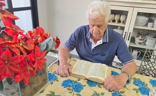 João Batista lendo a Bíblia. (Foto: Reprodução/g1)