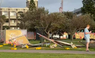 Cenário da praia de Bondi, em Sydney, após ataque de motivação antissemita. (Captura de tela/YouTube/Sky News)