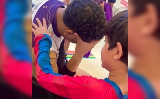 João Guilherme orou por um homem na cadeira de rodas. (Foto: Reprodução/Instagram/Arielly Torres Bianchi).