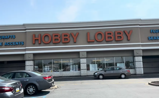 A Hobby Lobby está distribuindo 500 mil livros cristãos. (Foto: Reprodução/YouTube/Simply Karla Jones)