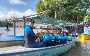 Integrantes do Ministério de Acompanhamento seguem em pequenos barcos para levar assistência a comunidades ribeirinhas do país. (Foto: Consejo Evangélico de Venezuela)