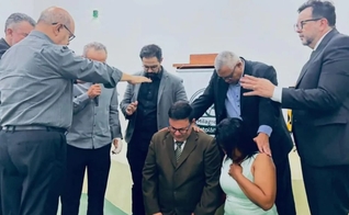 Alexandre e a esposa durante sua ordenação pastoral. (Foto: Reprodução/Junta de Missões Nacionais)