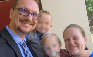 Matt e Savannah Gardner com seus filhos Jedidiah, de 4 anos, e Mason, de 1 ano. (Foto: Reprodução/Baptist International Missions, Inc.)