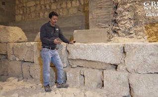 O arqueólogo Amit Re'em no local. (Foto: Reprodução/CBN News)