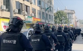 Unidades especiais da SWAT enviados a Yayang para prender cristãos. (Captura de tela/ChinaAid)