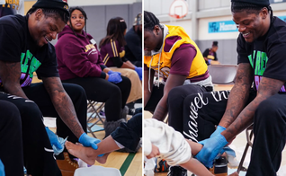 Lamar Jackson lava os pés de uma das alunas da Escola Primária Severn. (Montagem: captura de tela/Instagram/ravens)