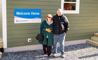 Scott e Meta em frente à nova casa. (Foto: Reprodução/Samaritan's Purse)