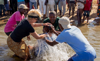 Heidi Baker batiza um novo convertido durante ação missionária em Moçambique. (Foto: rollandheidibaker.org)