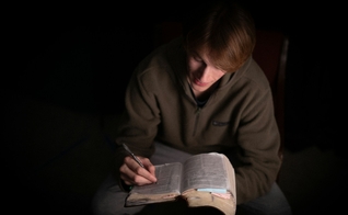  Fenômeno cristão anima estudiosos da fé na Finlândia. (Foto: Simon Ray / Unsplash)