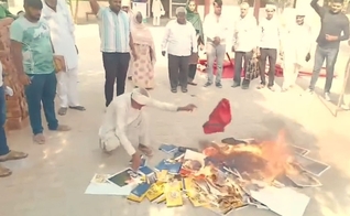 A queima de Bíblia durante o ataque. (Foto: Reprodução/Morning Star News)