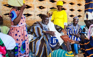 O povo Komba recebeu a Bíblia completa em sua língua. (Foto: Facebook/Lutheran Bible Translators).