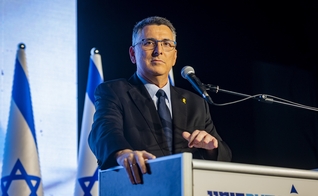 O ministro das Relações Exteriores de Israel, Gideon Saar. (Foto: Wikimedia Commons/DedaSasha).