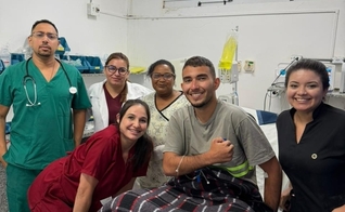 Roberto Farias Tomaz junto com equipe médica do Hospital Municipal de Antonina. (Foto: Sesa‑PR)