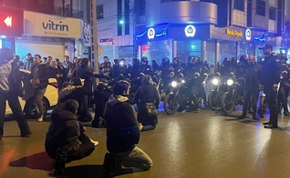 Jovens manifestantes enfrentando as forças paramilitares Basij durante os protestos iranianos em 2 de janeiro de 2026, em Mashhad, Irã. (Foto: Wikimedia)