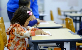 As crianças aprendem desde cedo a venerar os líderes como salvadores da nação. (Foto: Ilustração/Unsplash/Jerry Wang)