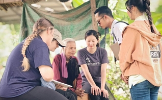A equipe evangelizando Prum. (Foto: Reprodução/Samaritan’s Purse)