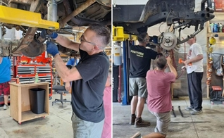Os cristãos costumam evangelizar os moradores enquanto consertam seus veículos. (Foto: Reprodução/AG News)