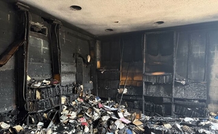 Danos à biblioteca da sinagoga Beth Israel após incêndio em 10 de janeiro de 2026, em Jackson. (Foto: Congregação Beth Israel)
