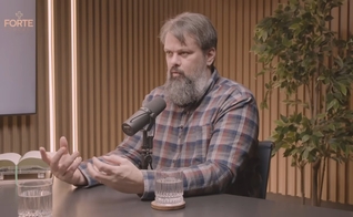 Tassos Lycurgo. (Foto: Reprodução/YouTube/Karina Bacchi).