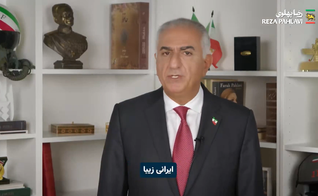 O príncipe herdeiro do Irã, Reza Pahlavi, durante mensagem em vídeo ao povo iraniano. (Captura de tela/X/Reza Pahlavi)