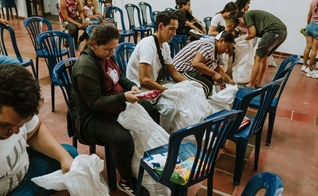 As famílias recebem cestas básicas e ouvem falar de Jesus. (Foto: Reprodução/Samaritan's Purse)