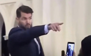 O pastor Jonathan Parnell, da Igreja Cities, diz a manifestantes que a invasão ao local de culto é “uma vergonha”. (Captura de tela/Instagram/Fox News)