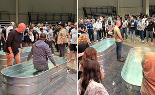 Os batismos foram improvisados no salão do evento. (Foto: Reprodução/Instagram/Clayton King)