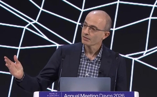O professor e historiador Yuval Noah Harari em Davos, na Suíça, em 2026. (Foto: YouTube/ Fórum Econômico Mundial)