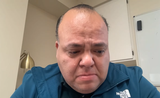 Pastor iraniano Ara Torosian se emociona ao ouvir relato sobre um compatriota morto após repressão violenta do regime. (Captura de tela/YouTube/CBN News)