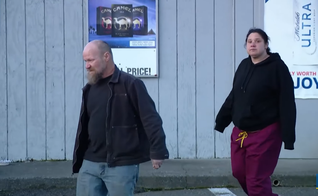 Eddie Nitschke e a namorada. (Foto: Reprodução/YouTube/KING 5 Seattle)