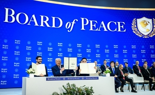 Trump exibe assinatura na Carta do Conselho de Paz no Fórum Econômico Mundial, em 22 de janeiro de 2026. (Foto: Wikiedia)