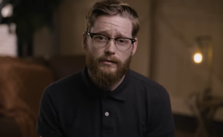 O diretor de cinema Michael Ray Lewis. (Captura de tela/universedesigned)