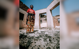 A viúva Tarfusa voltou ao que restou de sua casa destruída por extremistas na Nigéria. (Foto: Global Christian Relief)