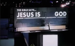 Vídeo mostra homem apagando uma palavra em mensagem de outdoor em Los Angeles. (Captura de tela/Facebook/Christ XXL)