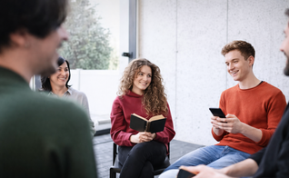 Cristãos de 18 a 34 anos destinam a maior proporção de sua renda às doações. (Imagem ilustrativa gerada por IA)