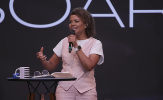 Nívea Soares. (Foto: Reprodução/YouTube/Nívea Soares)