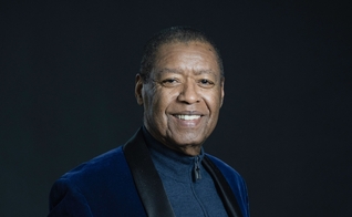 O ministro de louvorRon Kenoly. (Foto: Facebook/Ron Kenoly)