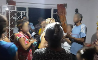 Cristãos cubanos reunidos em um culto doméstico. (Foto: Portas Abertas)