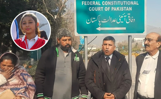 Os pais de Maria Shahbaz com o ativista de direitos humanos Safdar Chaudhry e o advogado Rana Abdul Hameed após a decisão do tribunal; no destaque, Maria Shahbaz. (Foto: ACN/Facebook)