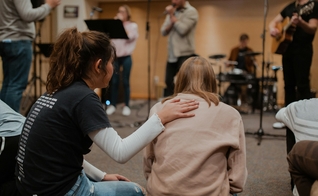 Dados indicam um aumento significativo na frequência à igreja entre os jovens. (Foto ilustrativa: adrianna geo / Unsplash)