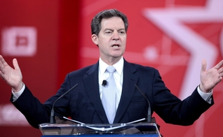 O ex-embaixador dos EUA para a Liberdade Religiosa Internacional, Sam Brownback. (Foto: Reprodução/Wikimedia Commons/Gage Skidmore)