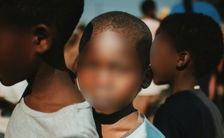 O menino ficou traumatizado e passou a ter ataques de pânico. (Foto: Ilustração/Unsplash/Michael Ali)